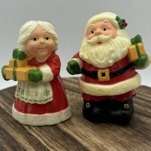 Vintage 1970s HALLMARK Mr & Mrs SANTA CLAUS Plastic Salt and Pepper Shakers